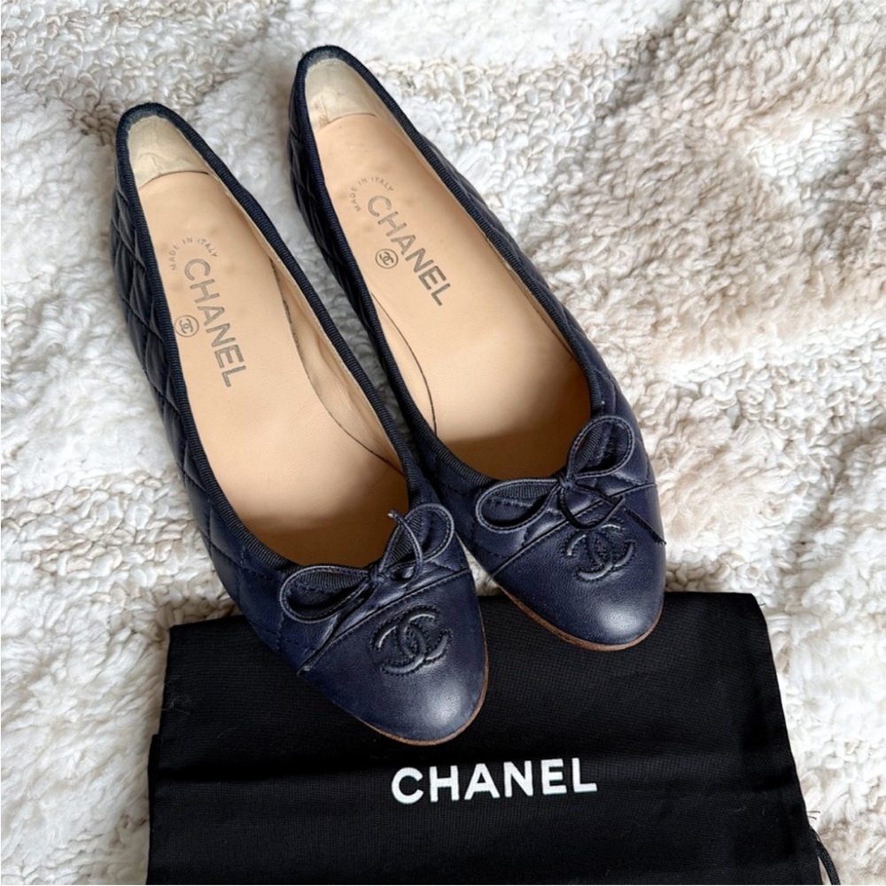 Chanel quilted leather navy bow cap toe CC ballet flats 38 G 26250 - Picture 2 of 14
